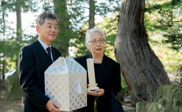 火葬後にご遺族が遺骨を抱えている様子